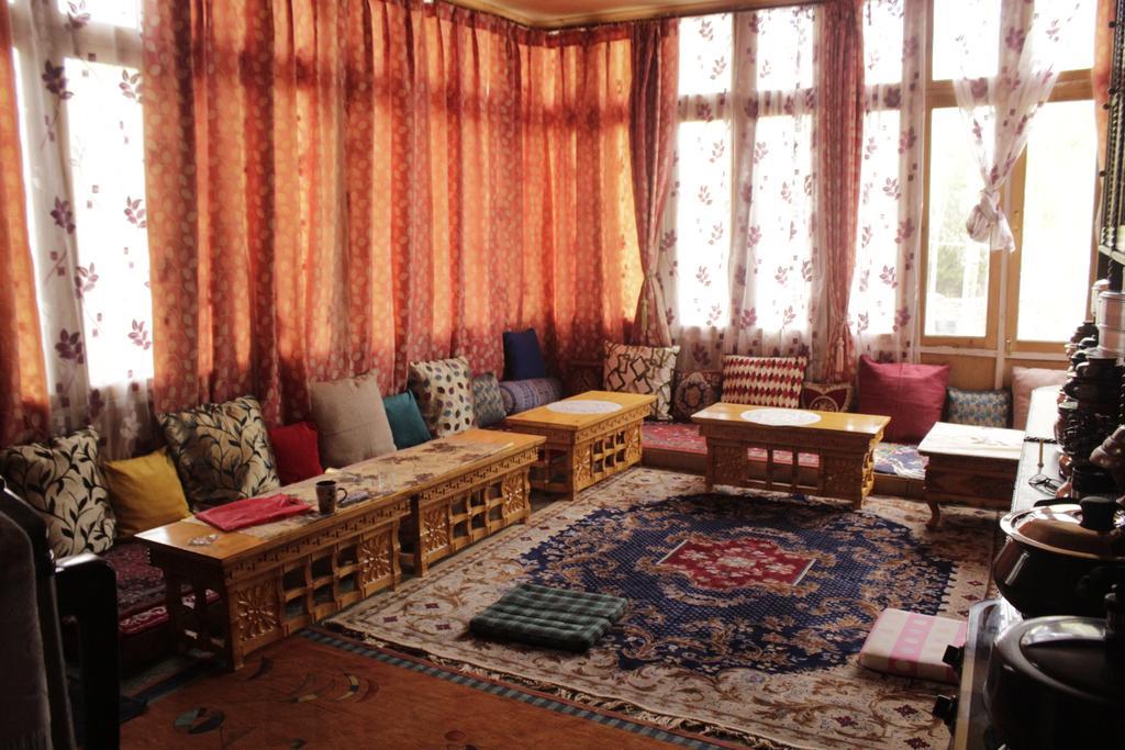 Tsetan Guest House Leh Bagian luar foto