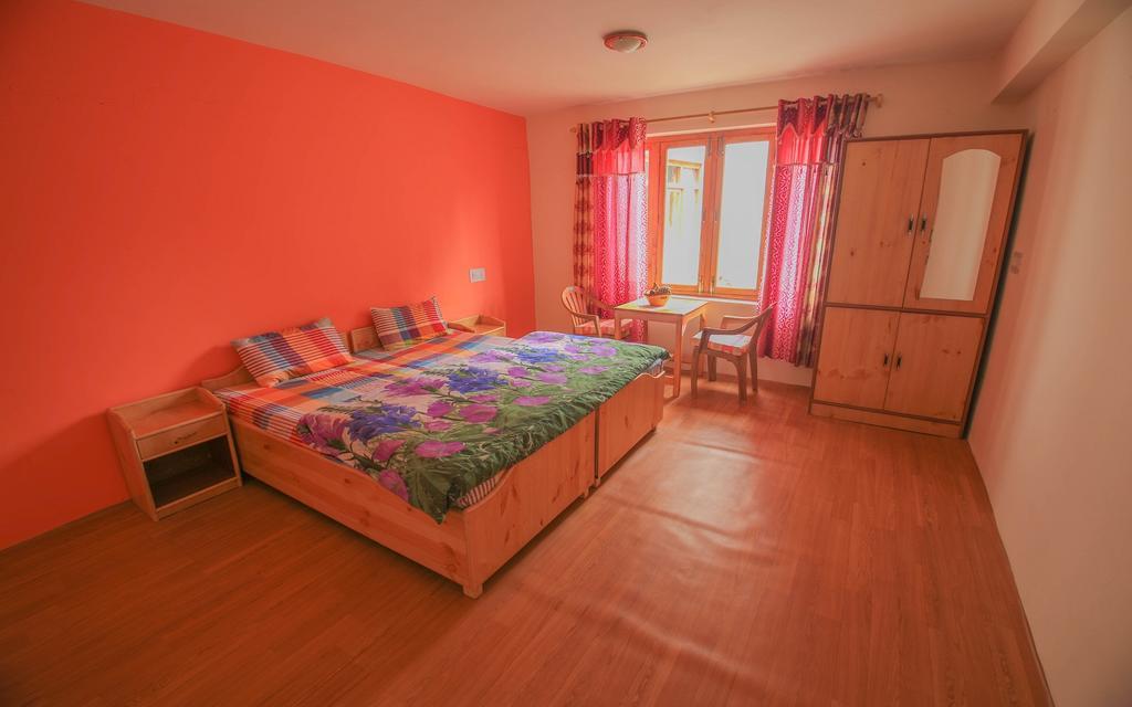 Tsetan Guest House Leh Bagian luar foto