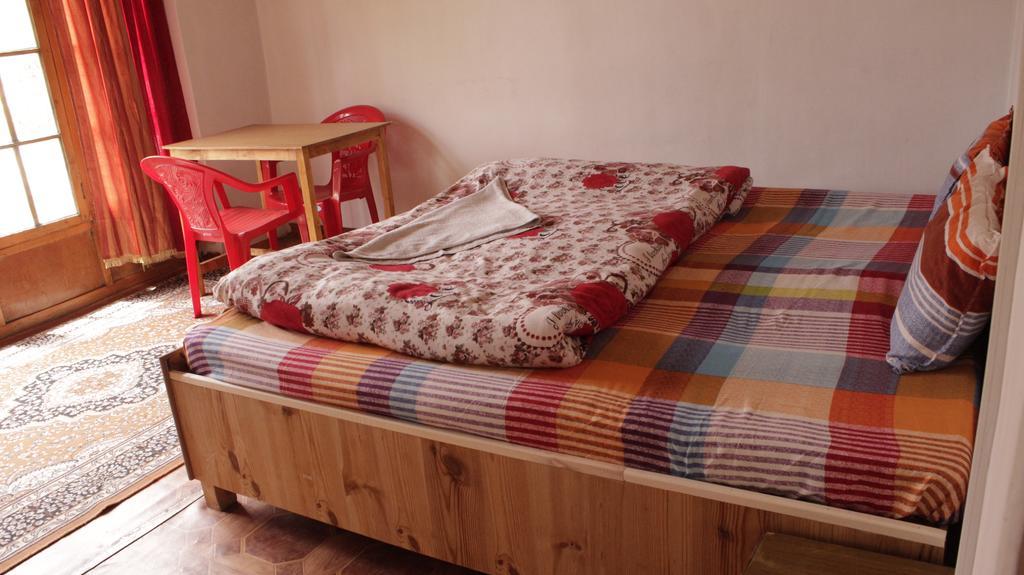 Tsetan Guest House Leh Bagian luar foto