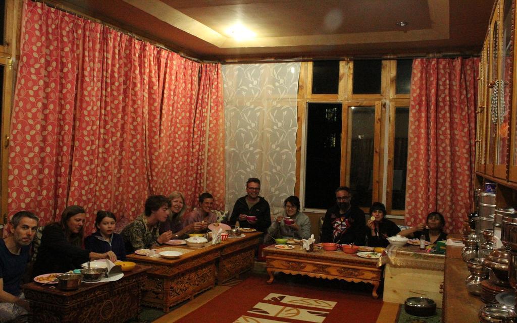 Tsetan Guest House Leh Bagian luar foto