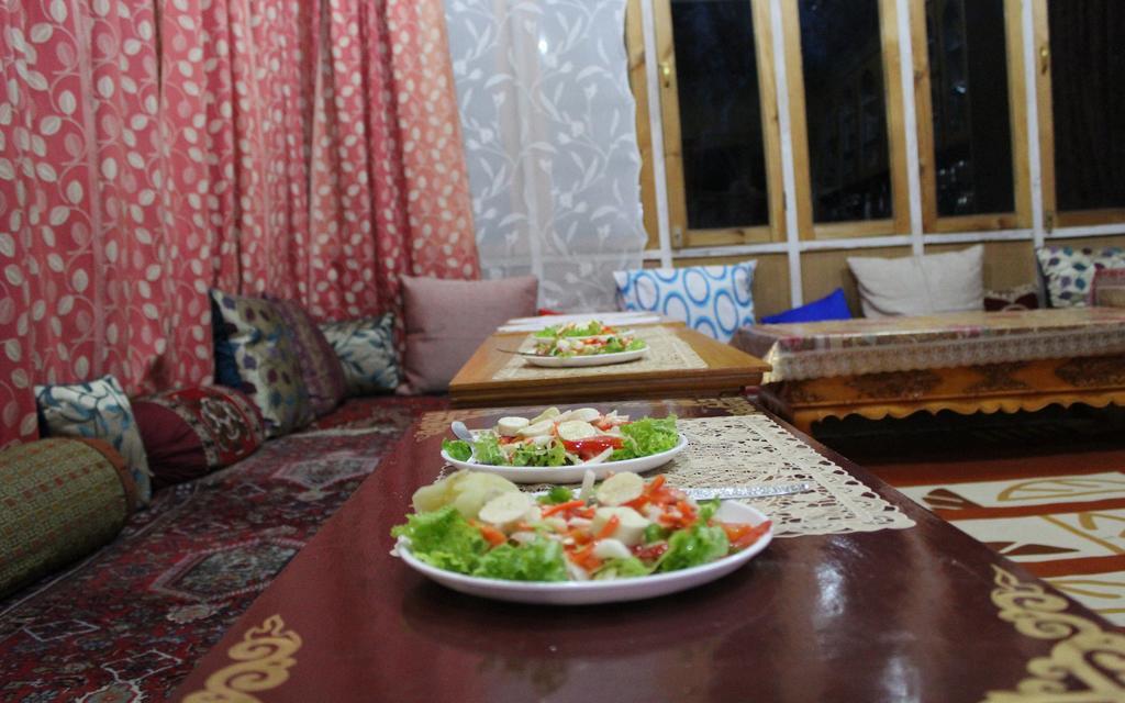 Tsetan Guest House Leh Bagian luar foto
