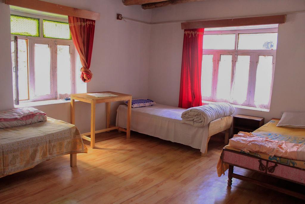 Tsetan Guest House Leh Bagian luar foto
