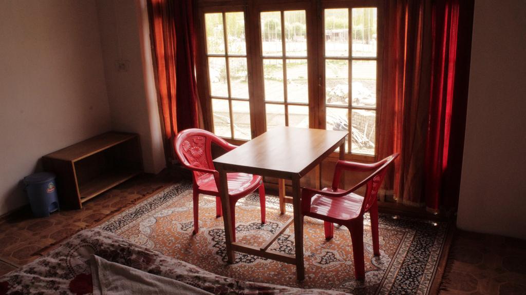 Tsetan Guest House Leh Bagian luar foto