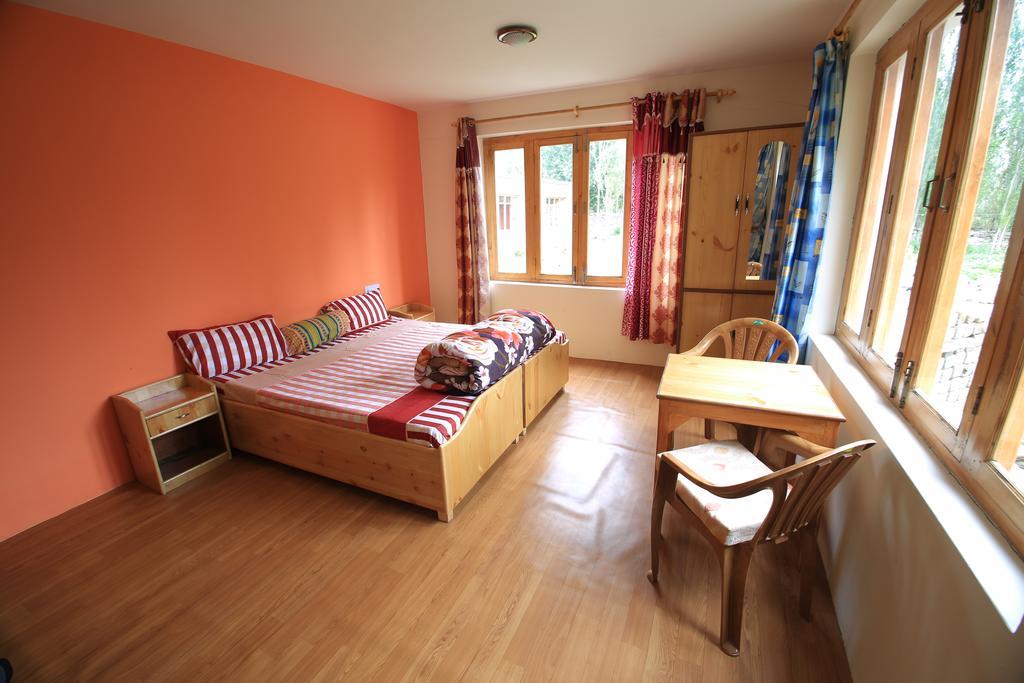 Tsetan Guest House Leh Bagian luar foto