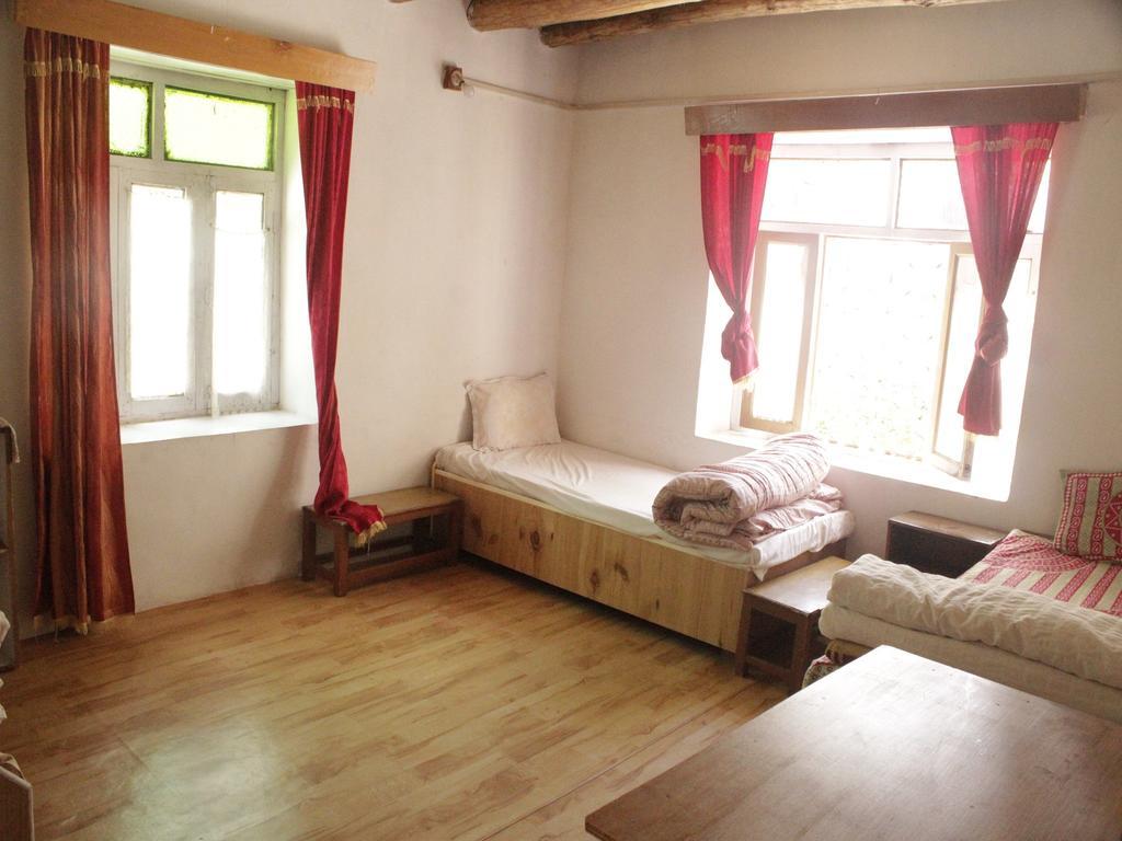Tsetan Guest House Leh Bagian luar foto