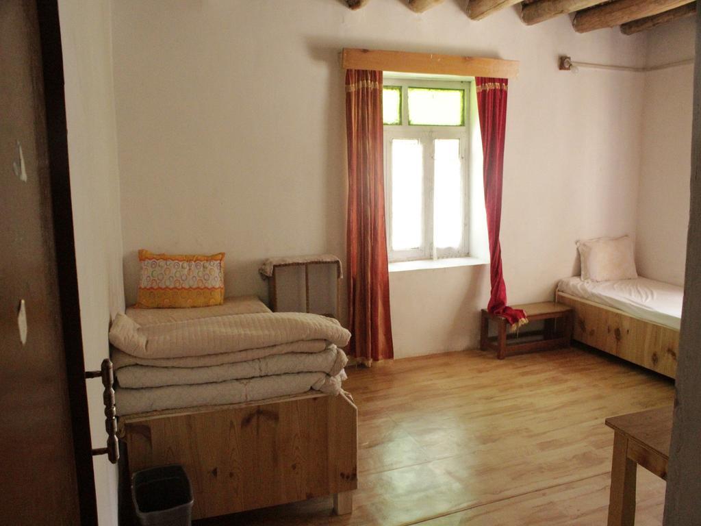 Tsetan Guest House Leh Bagian luar foto